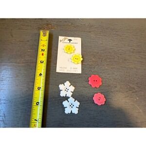 Vintage Le Chic Flower Buttons Made in France Yellow White Pink Set of 6 1410